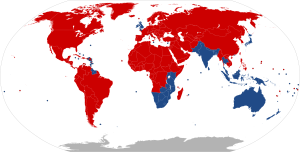 Mapa obrazująca, gdzie jeździ się po prawej (czerwony), a gdzie po lewej (granatowy) stronie ulicy.